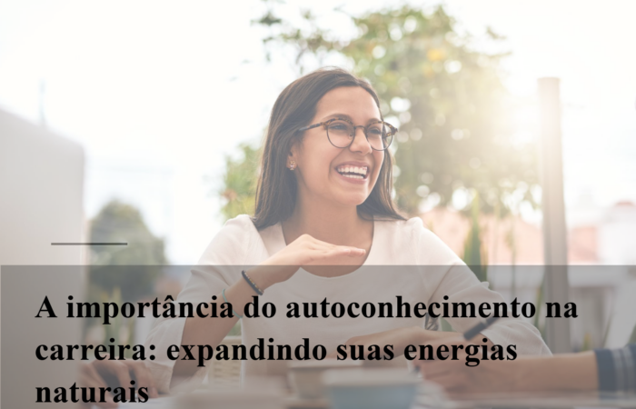 Imagem composta de empresária loira segurando o cofrinho rosa