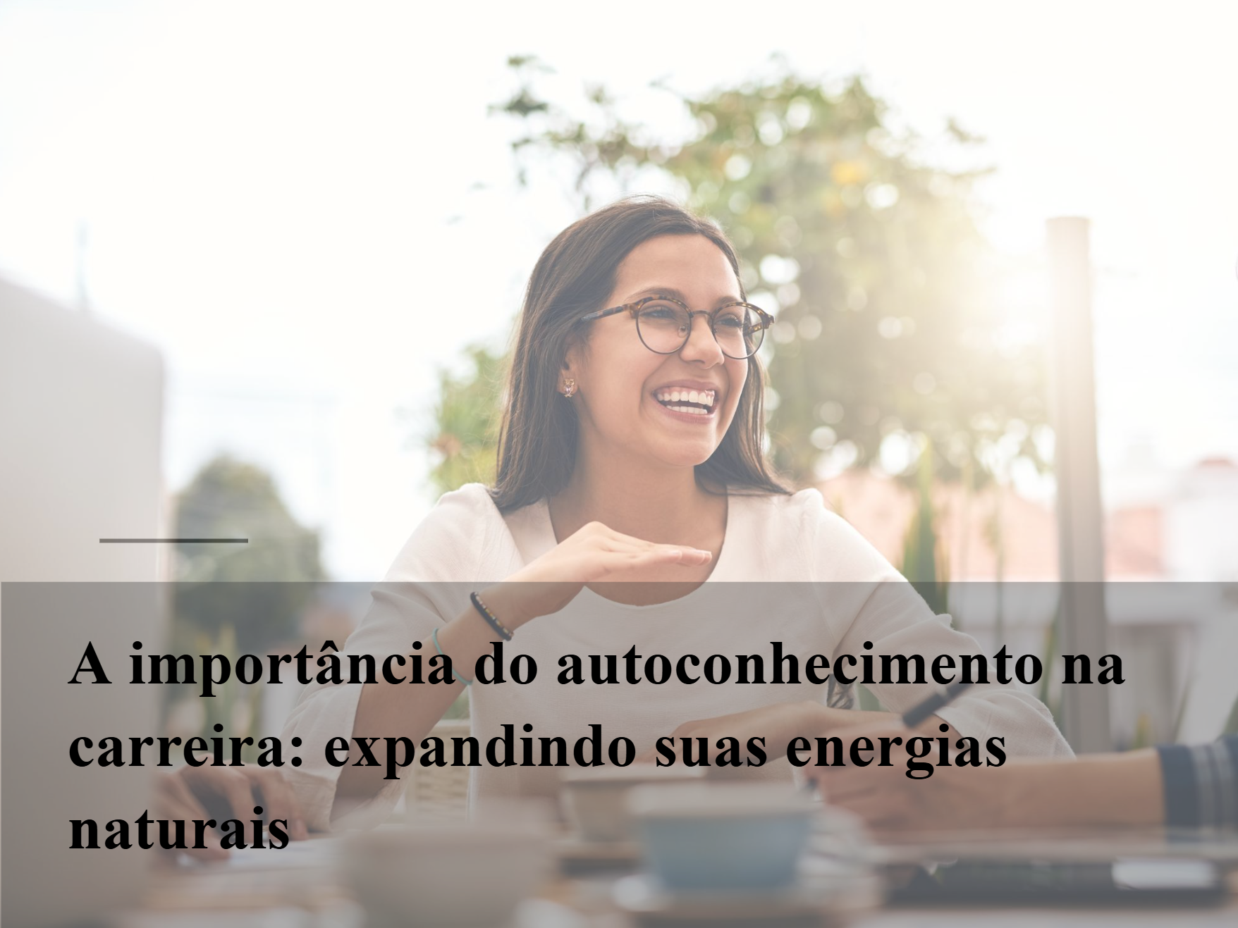 Imagem composta de empresária loira segurando o cofrinho rosa